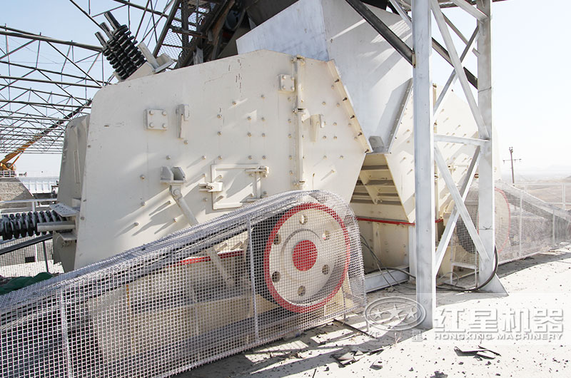 反擊式破碎機(jī)作業(yè)現(xiàn)場(chǎng) 反擊式破碎機(jī)作業(yè)現(xiàn)場(chǎng)