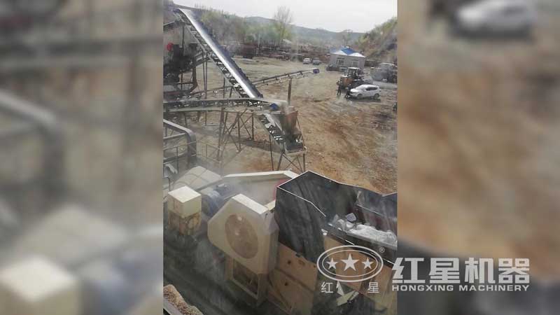 青石移動破碎站現場，出料均勻，運行平穩(wěn)