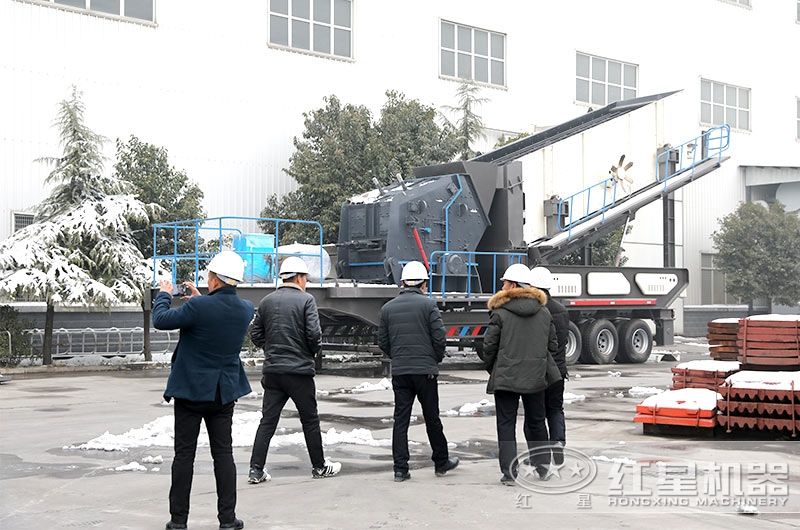 車(chē)載流動(dòng)碎石機(jī)廠家價(jià)格實(shí)惠，客戶(hù)現(xiàn)場(chǎng)參觀