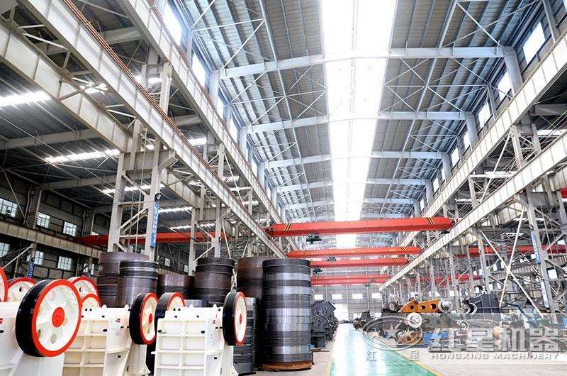 紅星大型設(shè)備生產(chǎn)車(chē)間，保障設(shè)備質(zhì)量