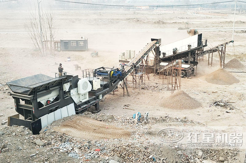 時(shí)產(chǎn)200噸輪胎移動(dòng)磕石機(jī)工作現(xiàn)場 時(shí)產(chǎn)200噸輪胎移動(dòng)磕石機(jī)工作現(xiàn)場