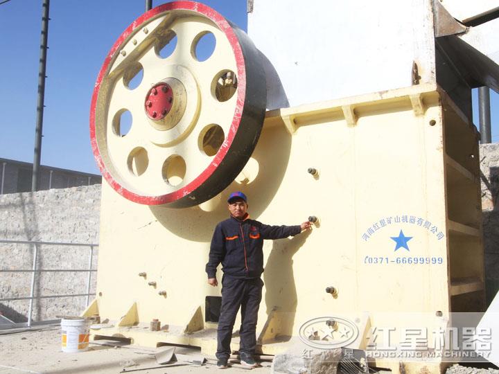 大型環(huán)保鄂式破石機(jī)生產(chǎn)現(xiàn)場(chǎng)，效果好，用戶評(píng)價(jià)高