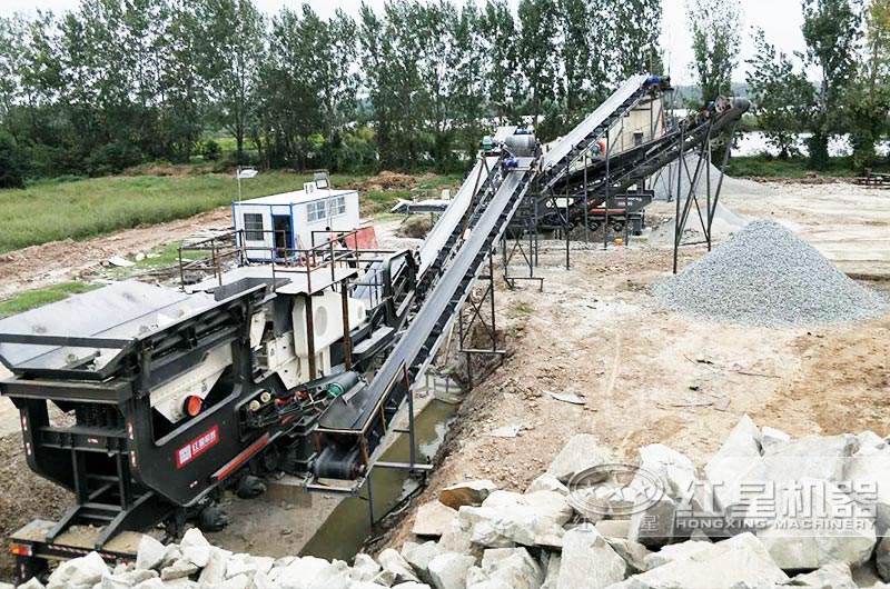 時(shí)產(chǎn)200噸移動(dòng)磕石機(jī)生產(chǎn)現(xiàn)場 時(shí)產(chǎn)200噸移動(dòng)磕石機(jī)生產(chǎn)現(xiàn)場