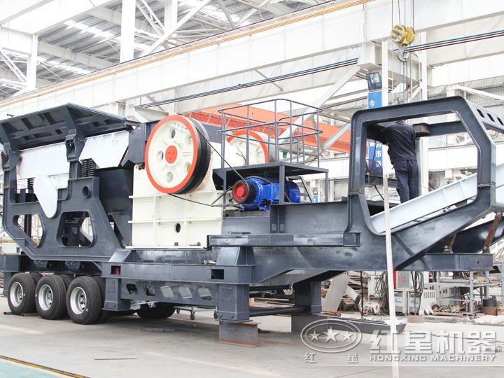 小型移動(dòng)顎式破碎車(chē)集給料、破碎、傳輸為一體 小型移動(dòng)顎式破碎車(chē)集給料、破碎、傳輸為一體