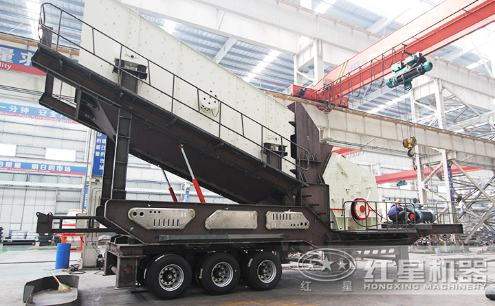 輪胎移動式河卵石破碎設(shè)備，中細(xì)碎反擊破+篩分一體機(jī)，效能高節(jié)能、綠色環(huán)保 