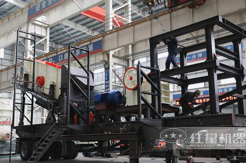 時產(chǎn)200噸四組合移動碎石機 時產(chǎn)200噸四組合移動碎石機