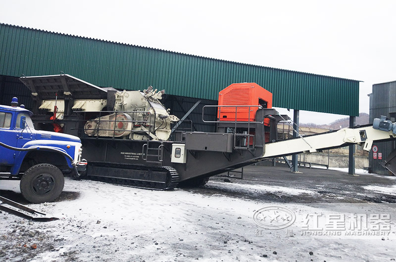 小型一體制砂生產線現(xiàn)場:配細碎機 小型一體制砂生產線現(xiàn)場:配細碎機