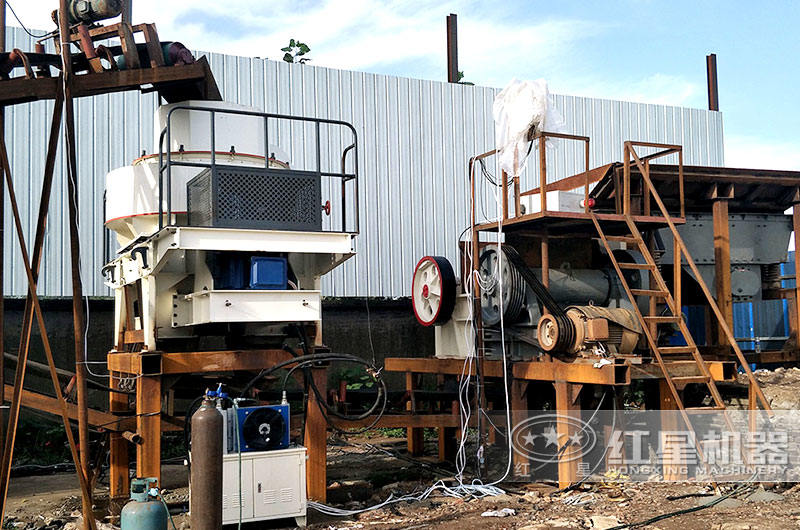 時產200噸固定破碎生產線作業現場 時產200噸固定破碎生產線作業現場