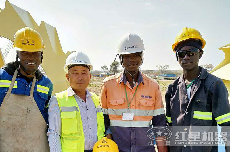 技術(shù)人員為贊比亞客戶提供服務 技術(shù)人員為贊比亞客戶提供服務