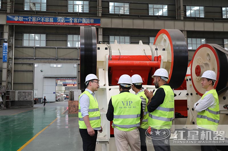 經(jīng)理陪同客戶到生產(chǎn)車間實地考察 經(jīng)理陪同客戶到生產(chǎn)車間實地考察