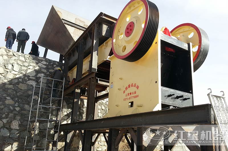 顎式破碎機(jī)作業(yè)現(xiàn)場(chǎng)圖 顎式破碎機(jī)作業(yè)現(xiàn)場(chǎng)圖