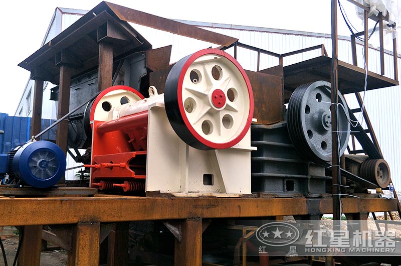 鄂式細破碎機作業(yè)現(xiàn)場圖 鄂式細破碎機作業(yè)現(xiàn)場圖