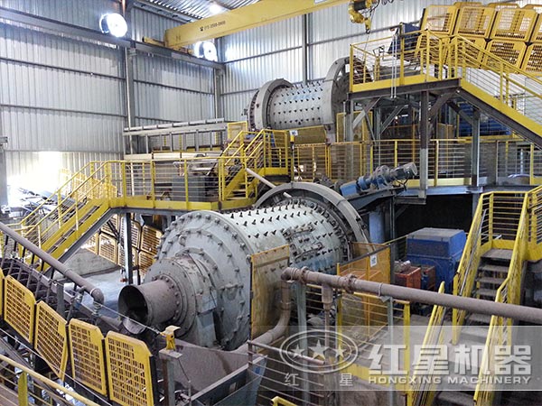 球磨機工作現(xiàn)場 球磨機工作現(xiàn)場