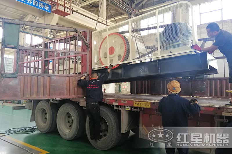 對輥制砂機裝車準(zhǔn)備發(fā)貨 對輥制砂機裝車準(zhǔn)備發(fā)貨