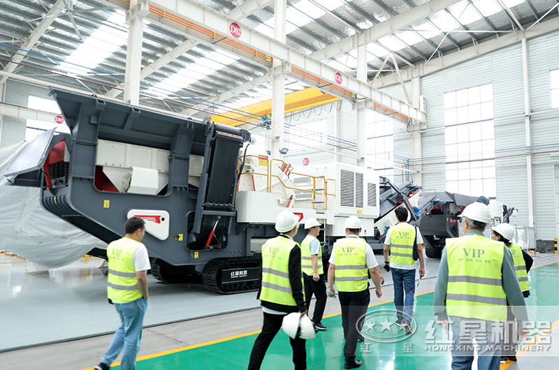 客戶參觀廠區移動破碎機 客戶參觀廠區移動破碎機