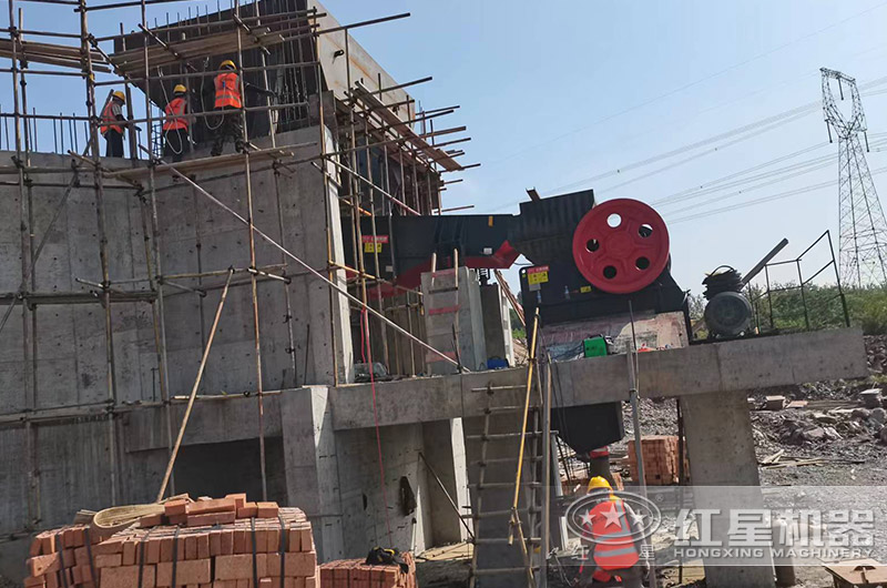 鄂式破碎機(jī)安裝現(xiàn)場 鄂式破碎機(jī)安裝現(xiàn)場