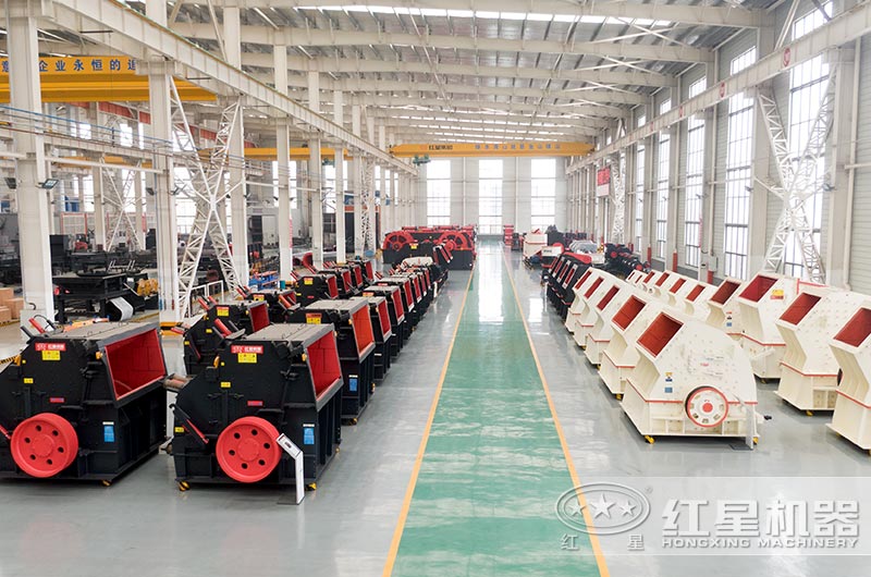 展區(qū)整齊排列的石頭粉碎機 展區(qū)整齊排列的石頭粉碎機