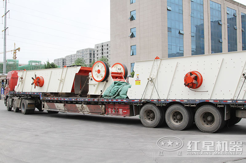 紅星69顎式破碎機(jī)裝車(chē)發(fā)貨中 紅星69顎式破碎機(jī)裝車(chē)發(fā)貨中