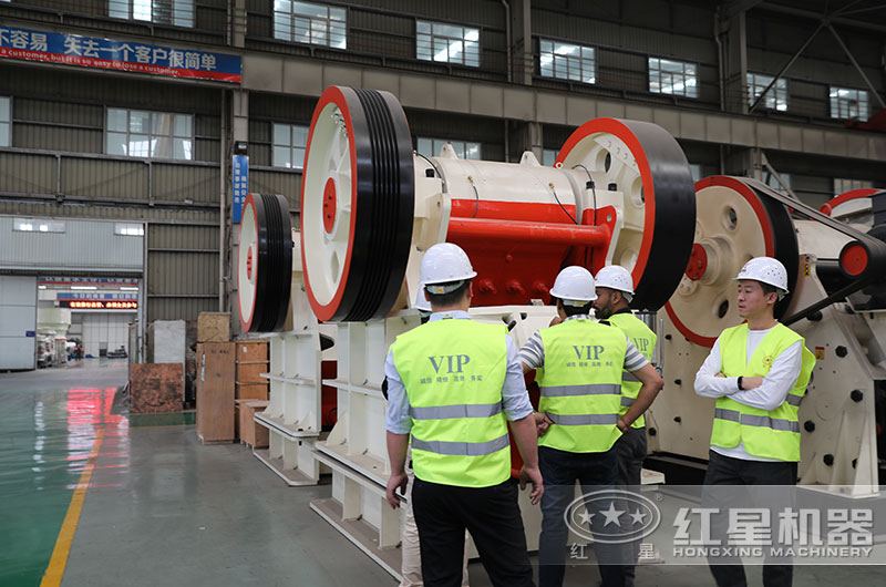 客戶來(lái)廠考察69顎式破碎機(jī) 客戶來(lái)廠考察69顎式破碎機(jī)