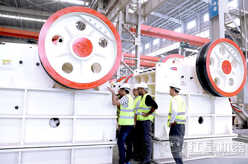 客戶來(lái)廠參觀顎式破碎機(jī)設(shè)備 客戶來(lái)廠參觀顎式破碎機(jī)設(shè)備