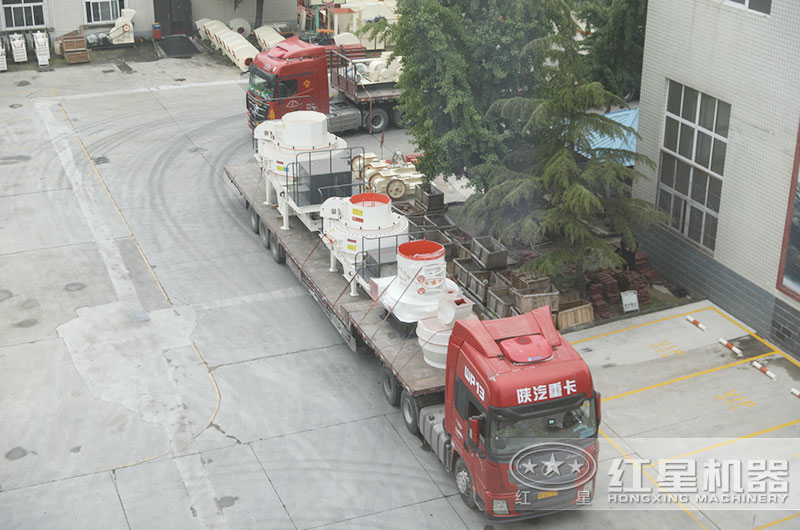 紅星成套石灰石磨粉機(jī)設(shè)備裝車發(fā)貨現(xiàn)場(chǎng) 紅星成套石灰石磨粉機(jī)設(shè)備裝車發(fā)貨現(xiàn)場(chǎng)