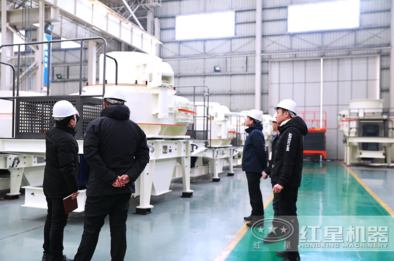 客戶一行來(lái)廠考察制砂機(jī)設(shè)備 客戶一行來(lái)廠考察制砂機(jī)設(shè)備