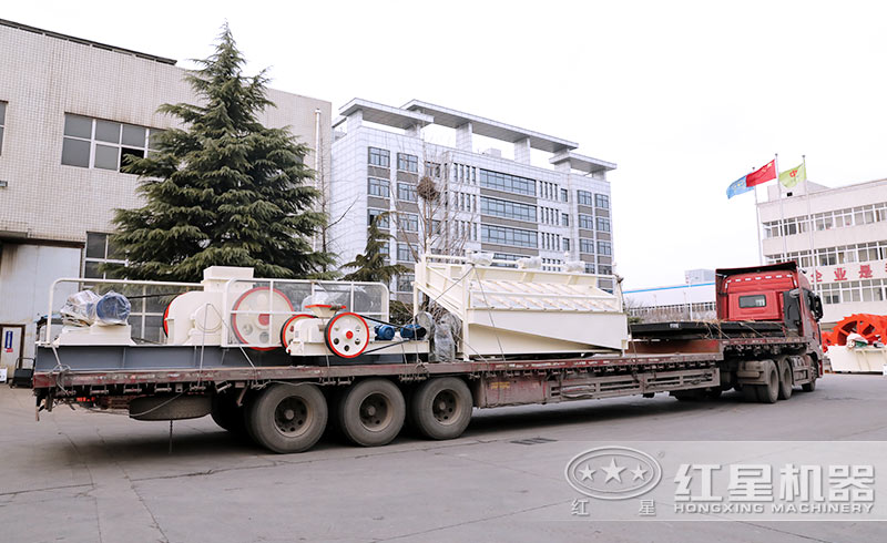 紅星液壓對輥破碎機裝車發(fā)貨現(xiàn)場 紅星液壓對輥破碎機裝車發(fā)貨現(xiàn)場